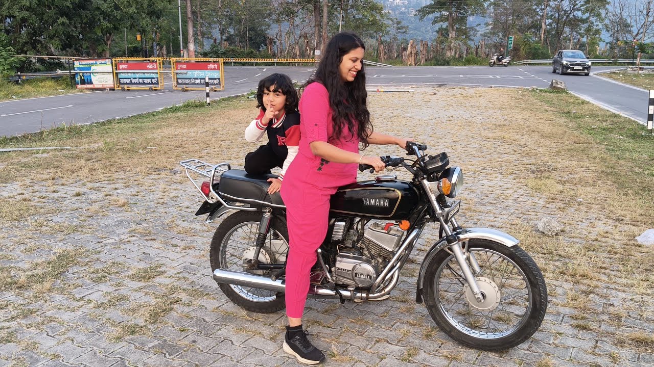 Girl Kickstart Yamaha Rx with Left Leg 🦵#priyankakhanduri #yamaha #2stroke