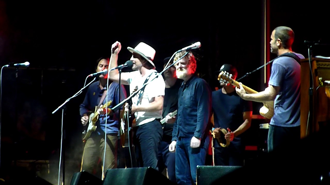 Jack Johnson w Eddie Vedder and others - I Shall Be Released (9.10.17) Ohana Fest