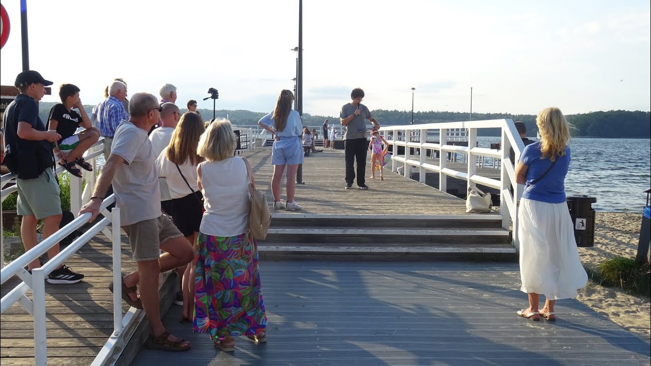 Narodowe czytanie Jana Kochanowskiego na charzykowskiej plaży