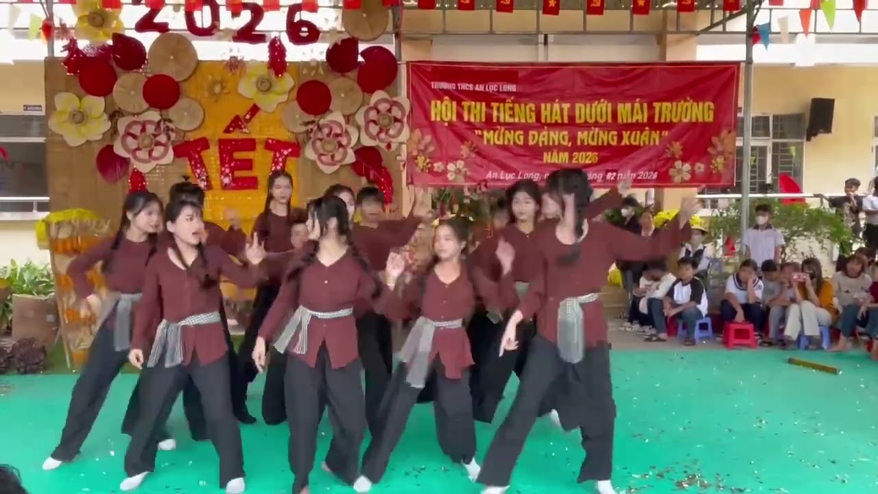 Tiết mục “Rock Hạt Gạo”lớp 7a4 đạt giải nhì Hội thi “Tiếng hát dưới mái trường- mừng Đảng mừng Xuân 