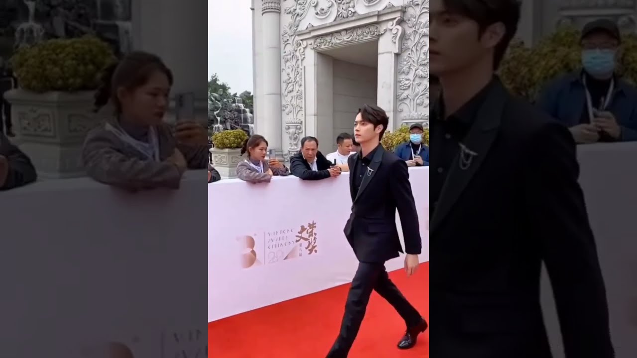 Xu Kai walking on the red carpet at Wenrong Award🔥😎🖤super handsome #xukai #FallingIntoYourSmile