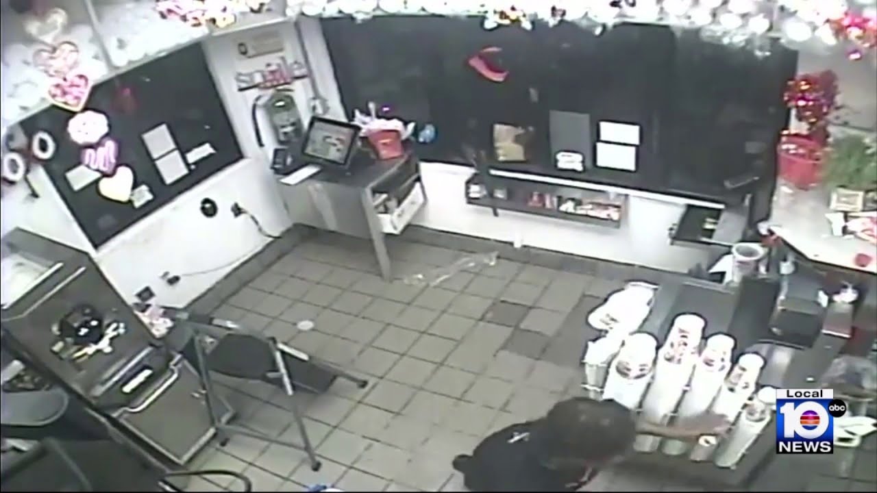 Video shows moments man armed with shotgun breaks into Checkers in North Miami