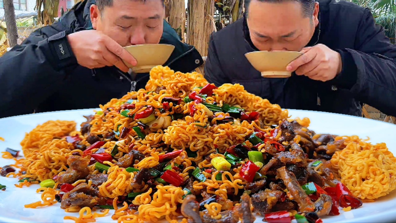 大哥想喝酒，二弟做&ldquo;乾煸雞雜&rdquo;，香辣下酒兄弟倆吃爽了【鐵鍋視頻】