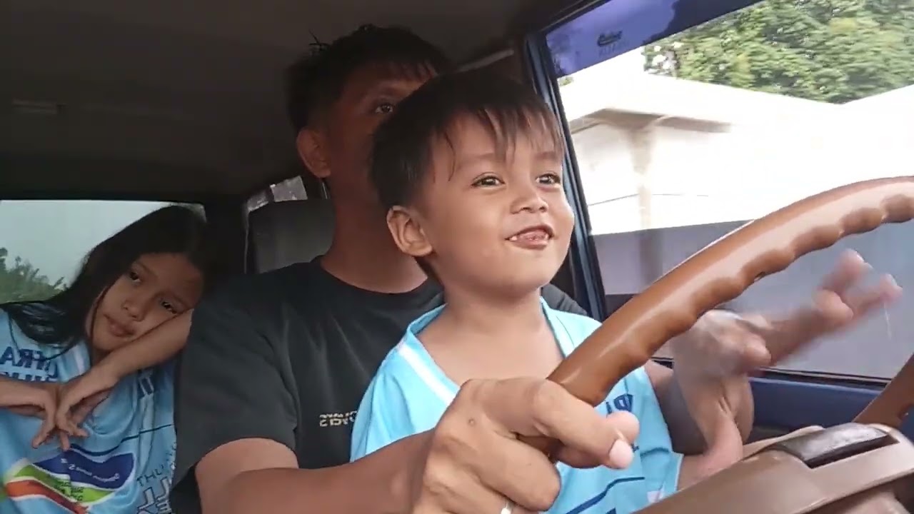 Supir mobil bersama ayah