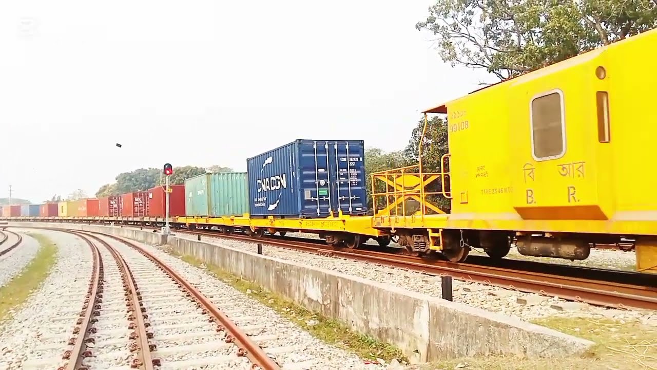 বিশাল লম্বা ঢাকা অভিমুখী মালবাহী কন্টেইনার গাড়ি।আখাউড়া জংশন।  