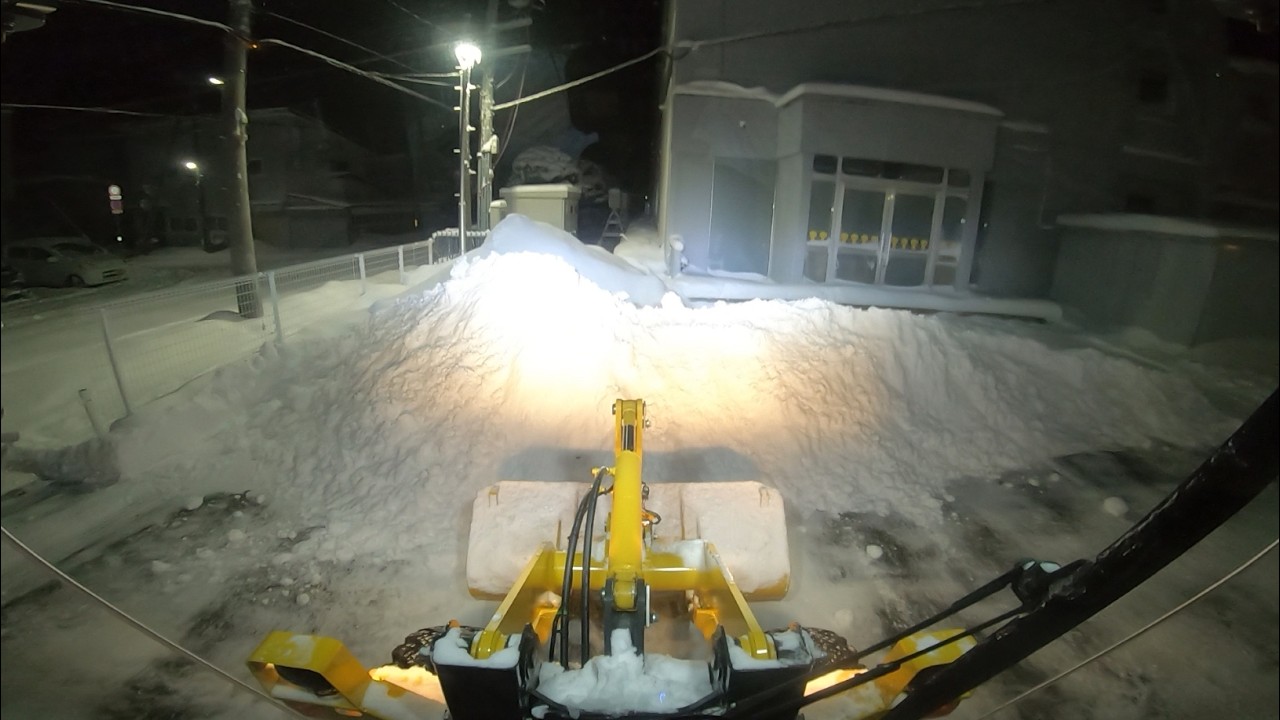 【大雪過ぎ!】朝掻いたのにめっちゃ積もったから夜も掻くいつもの幼稚園2   除雪車の車窓から 208