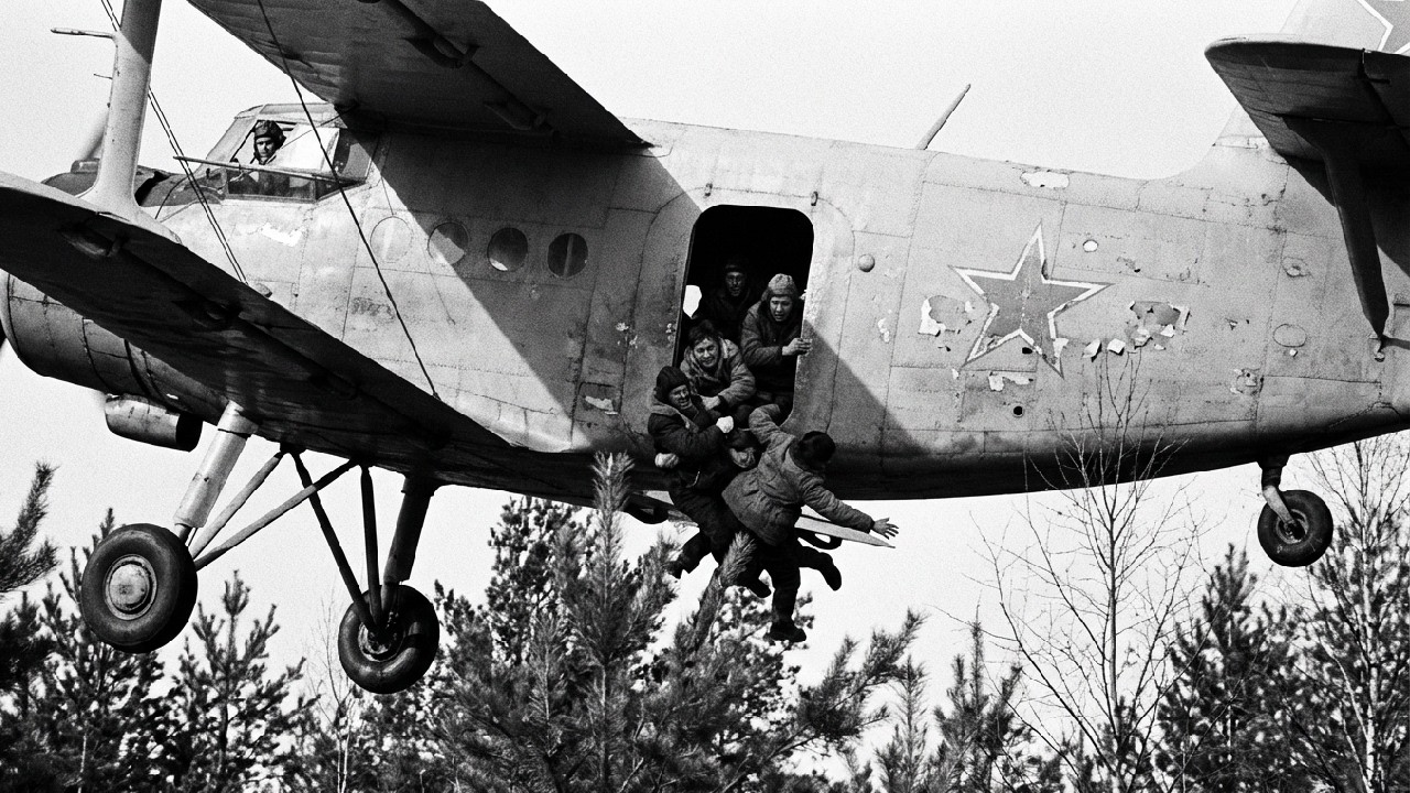 Evadare sinucigașă din România cu AN-2 la 10 metri de pământ! SECURITATEA ÎN ȘOC!