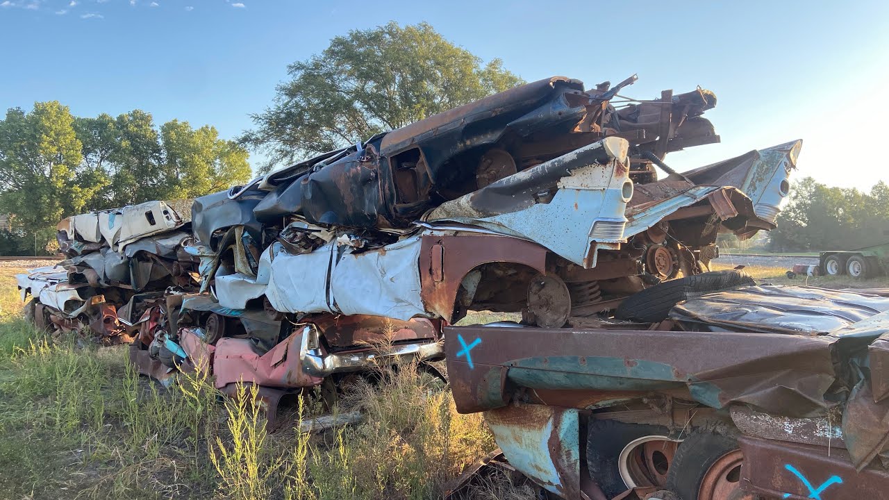 Погрузка разбитых автомобилей со свалки старинных Studebaker