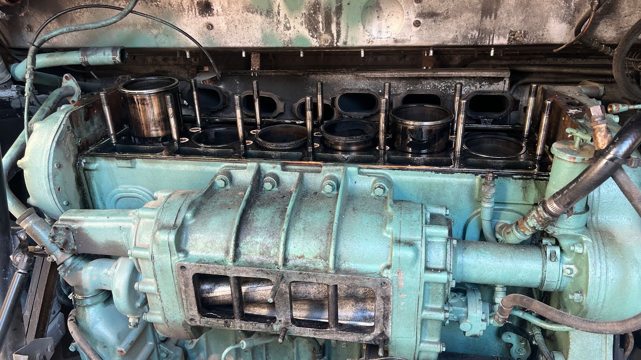 Tearing down a detroit diesel inline 6-71.  No power, low compression, dirty bad  roots blower.