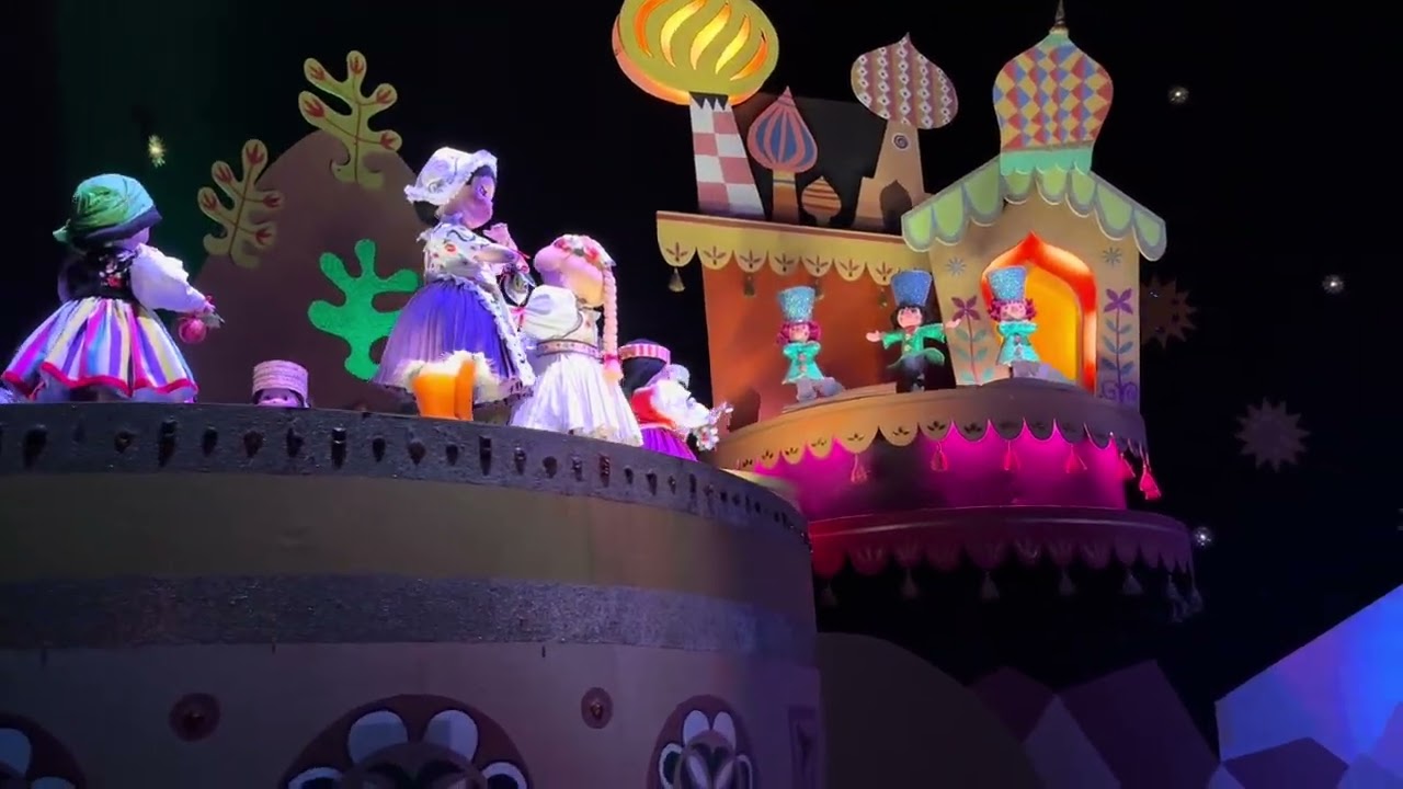 Это аттракцион Small World Holiday в Диснейленде 2025 11 23