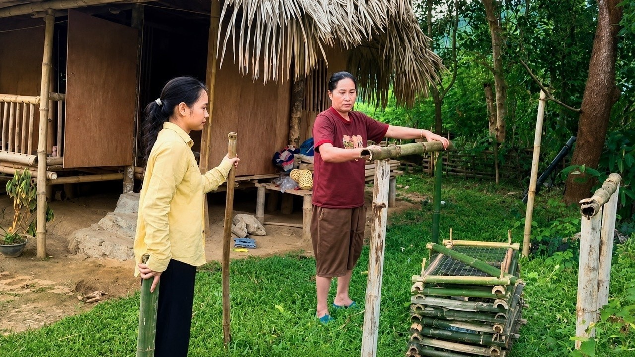 Mrs. Hoc brought some food for Chinh and helped her build a rabbit hutch