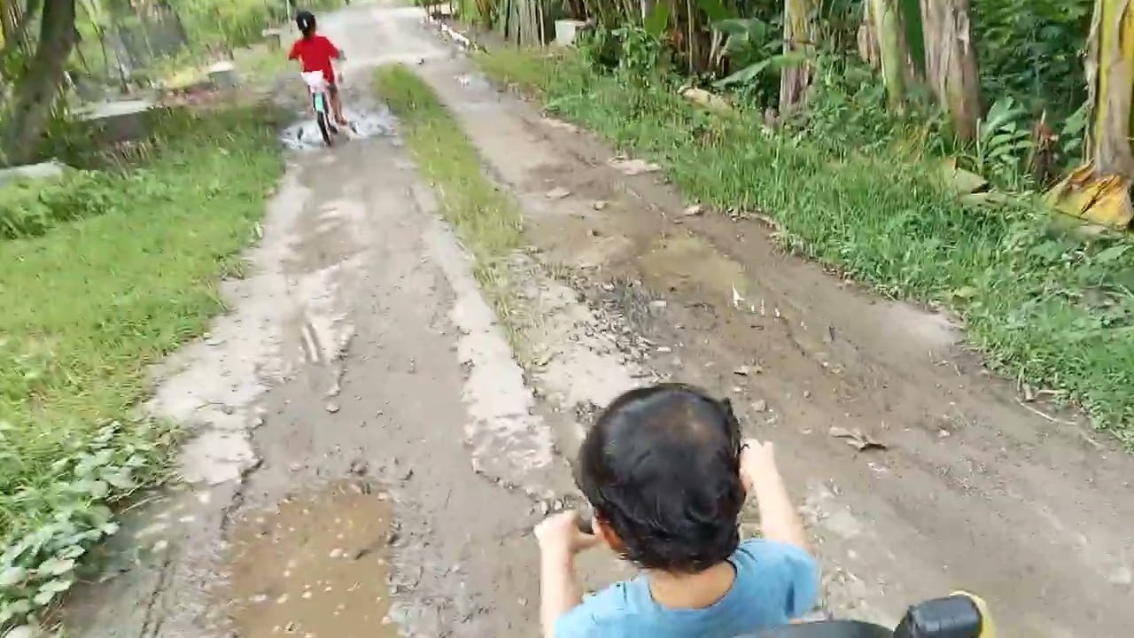 hari ini samson belajar naik sepeda