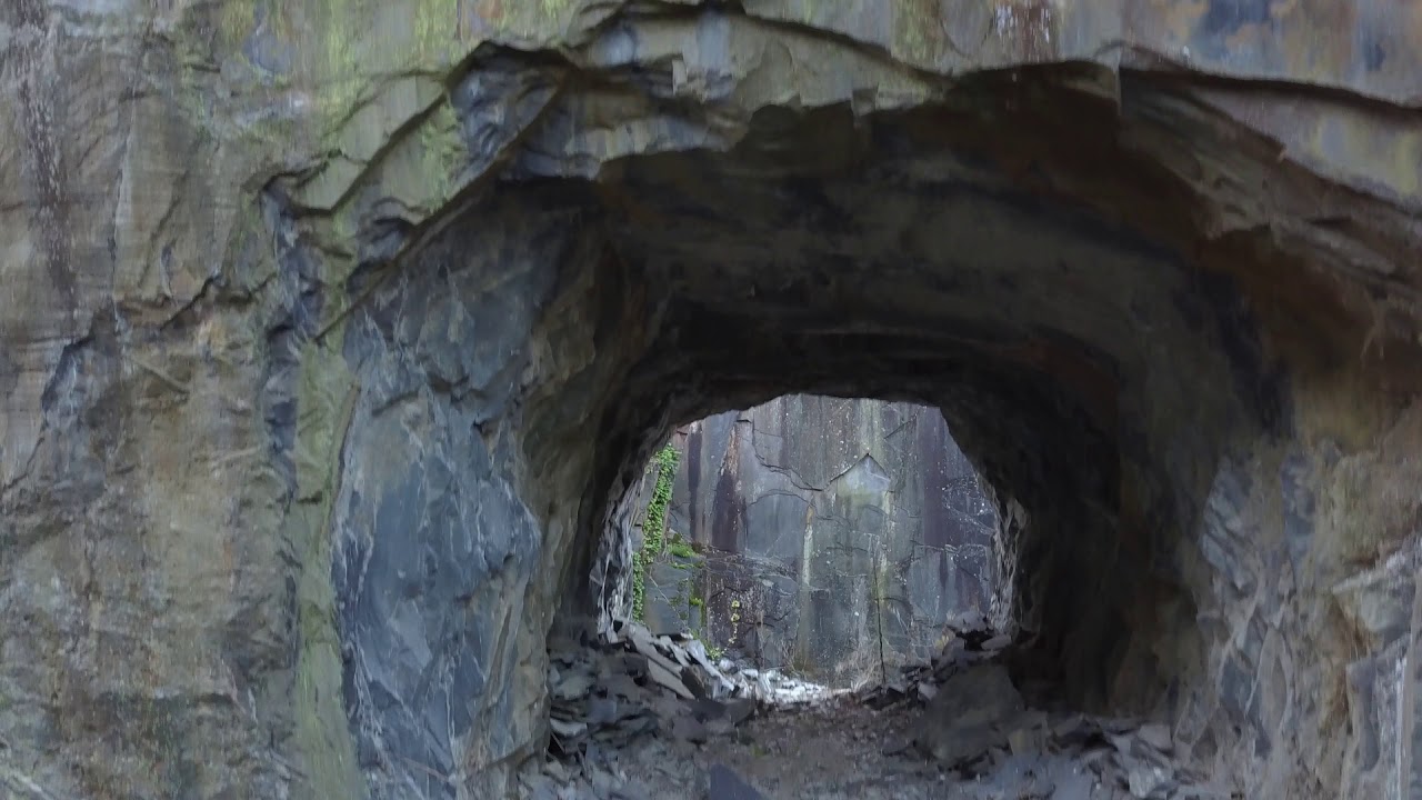 Suivez le drone dans les pans de Travassac, une carrière d'ardoise.
