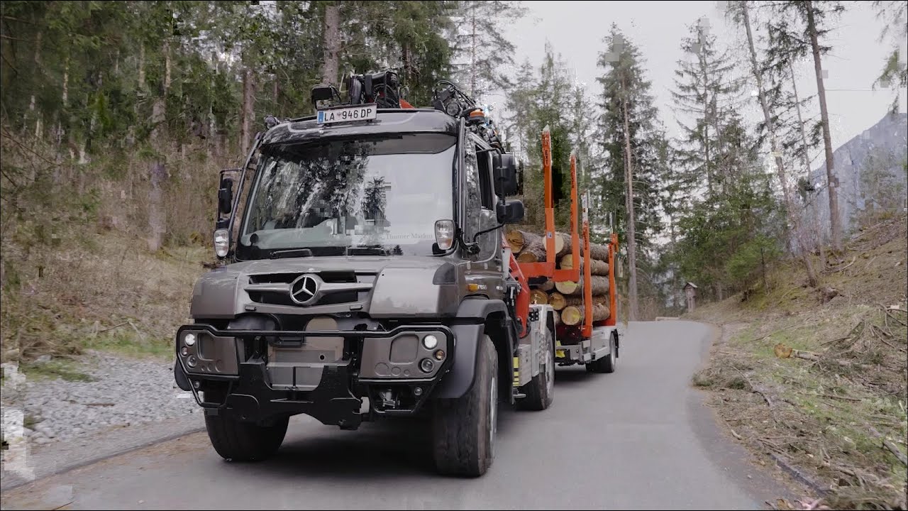 Kraftpaket Unimog U 530 als Sattelzugmaschine im Einsatz.