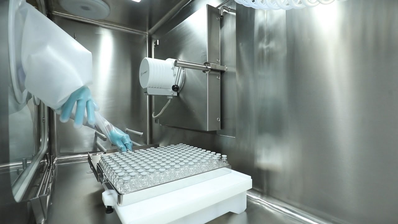 Loading a freeze dryer in an isolator