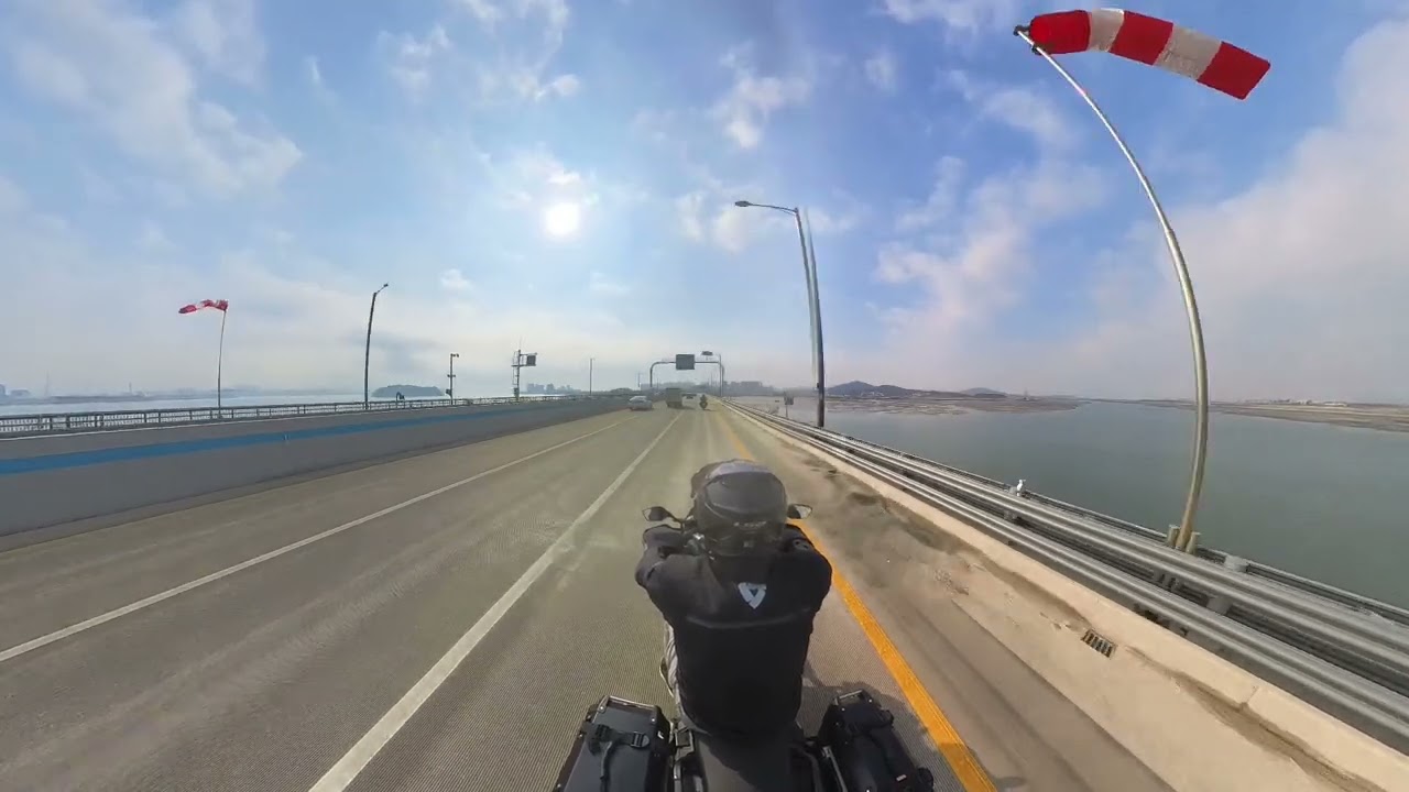 날이 슬슬 풀리는구나 #crf1100l #아프리카트윈 #레빗 #bikelife #영종도라이딩 #청라하늘대교 #nt1100