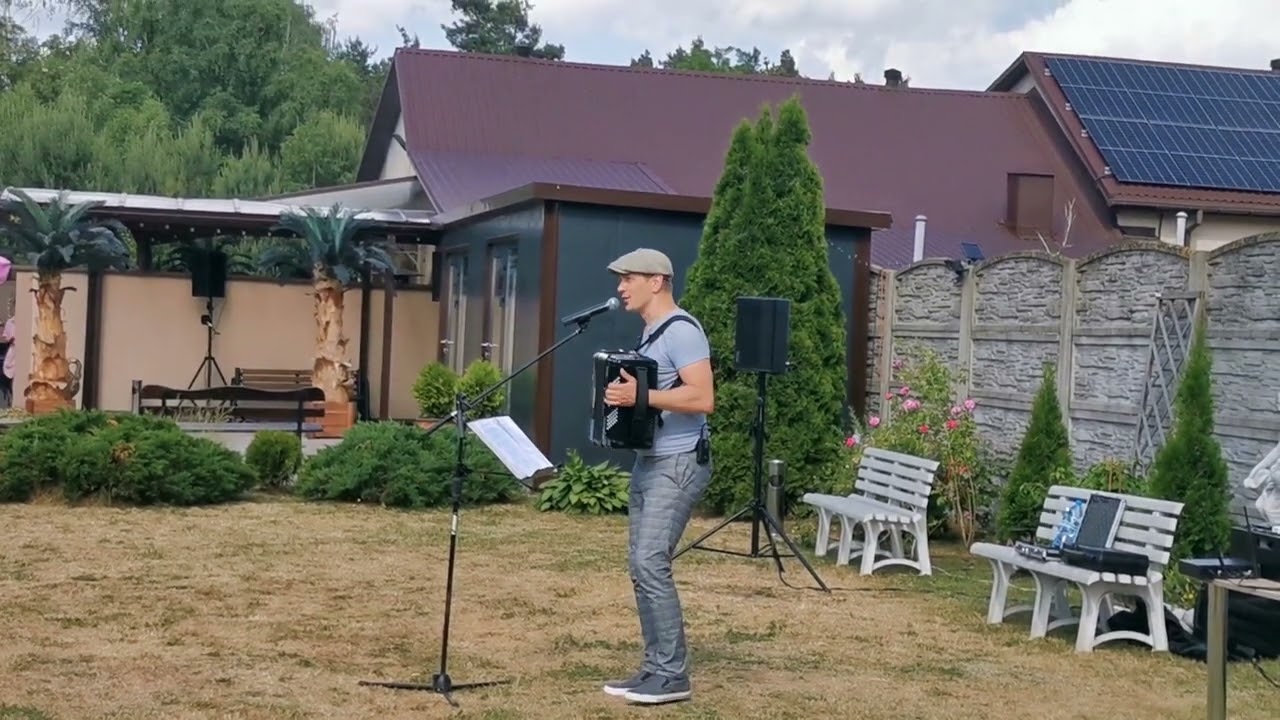 Czerwone jagody wpadają do wody - biesiada na akordeonie