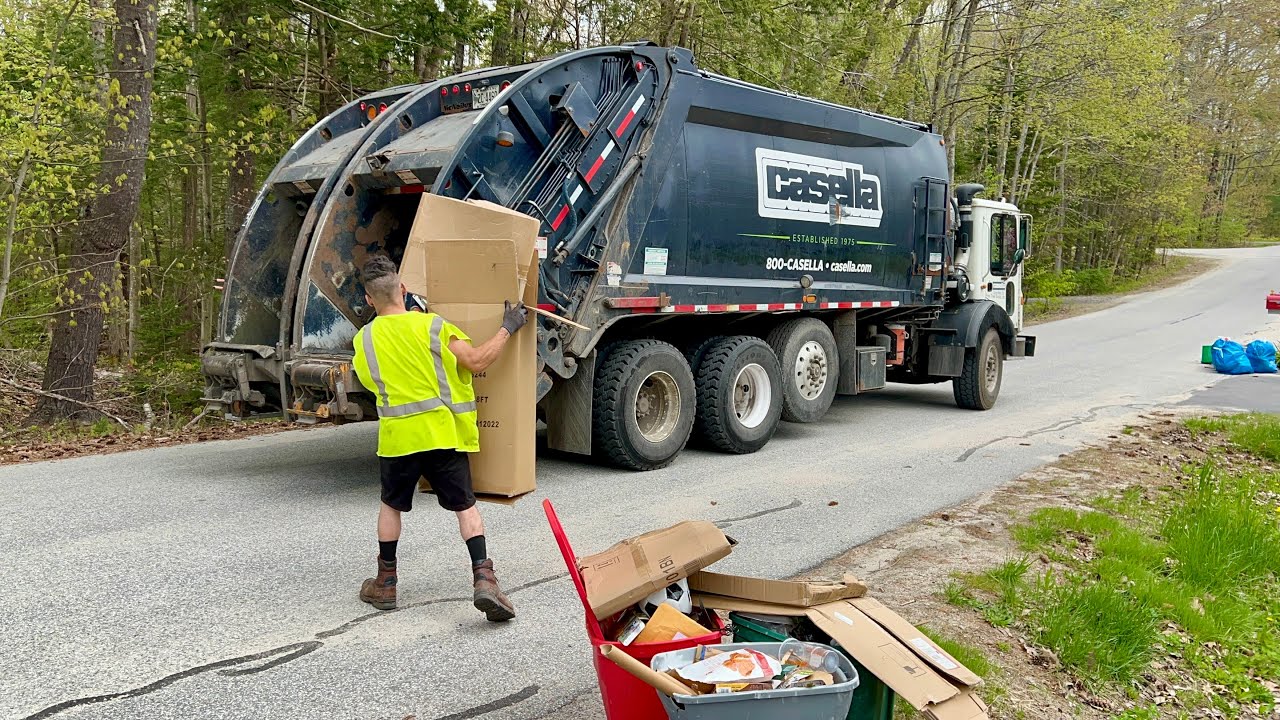 Casellas Split Body Garbage Truck Packing Big Boxes
