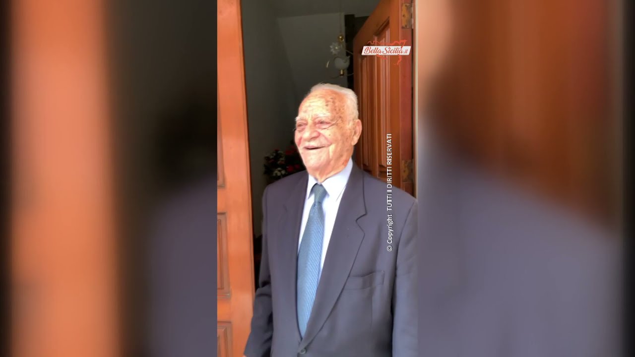 A 100 anni entra in macchine e porta i fiori alla moglie, il video più emozionante di sempre