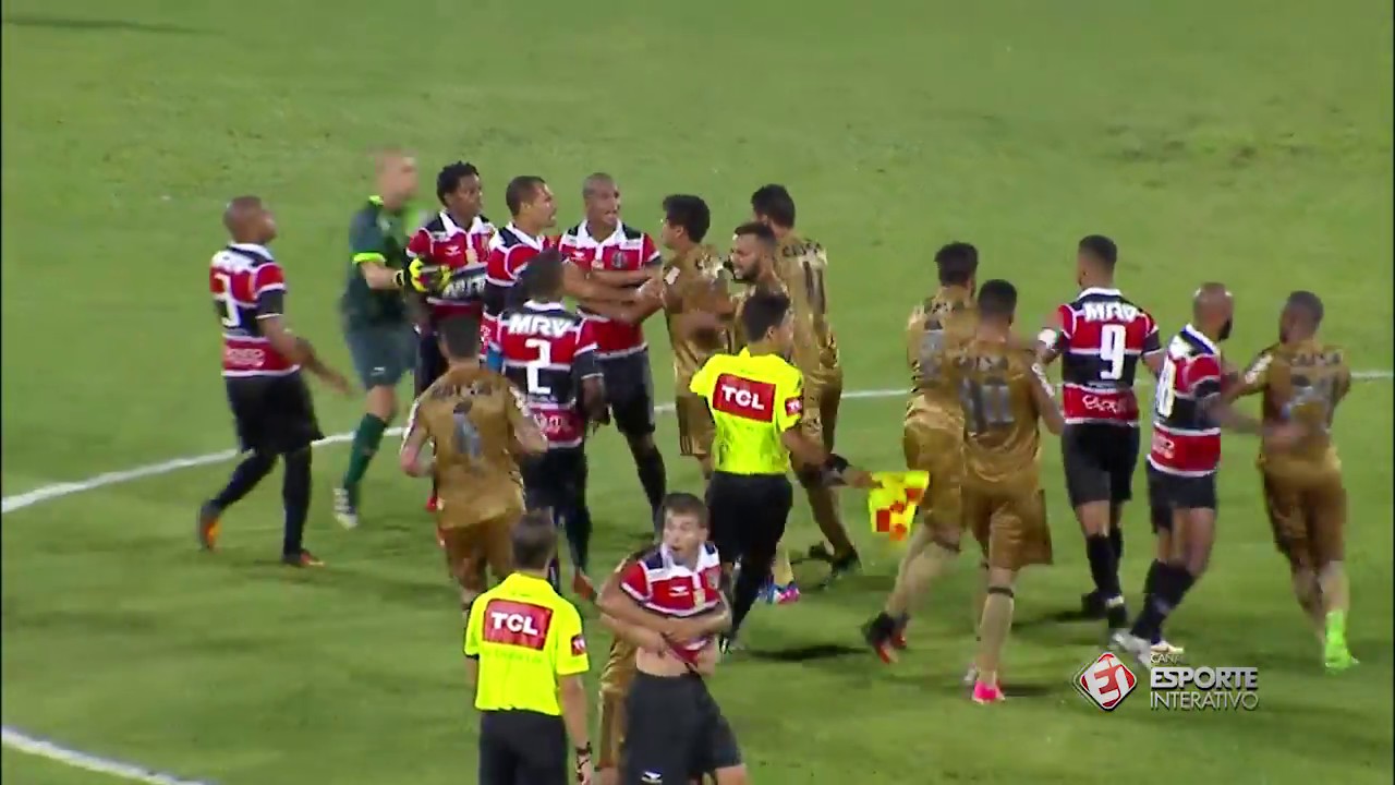 FECHOU O TEMPO! Após dividida, jogadores de Santa e Sport começam confusão generalizada
