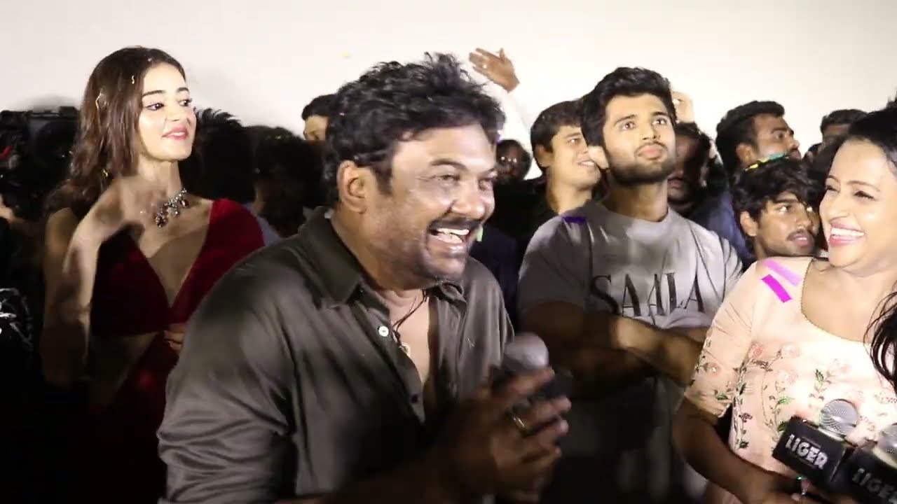 Vijay Devarakonda grand Entry at Sudarshan Theatre | LIGER Vijay Devarakonda Ananya Panday Trailer