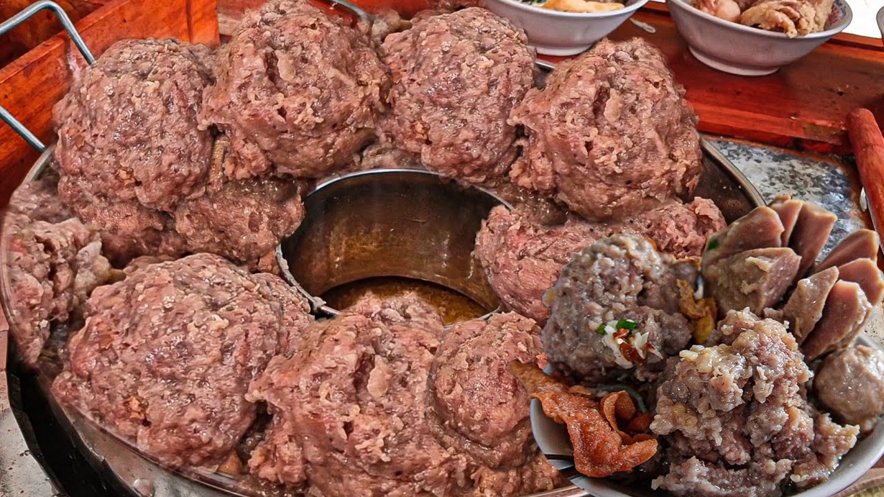 MBAK CANTIK INI RELA KELUAR DARI KERJA KANTORAN DEMI MENERUSKAN JUALAN BAKSO BAPAKNYA