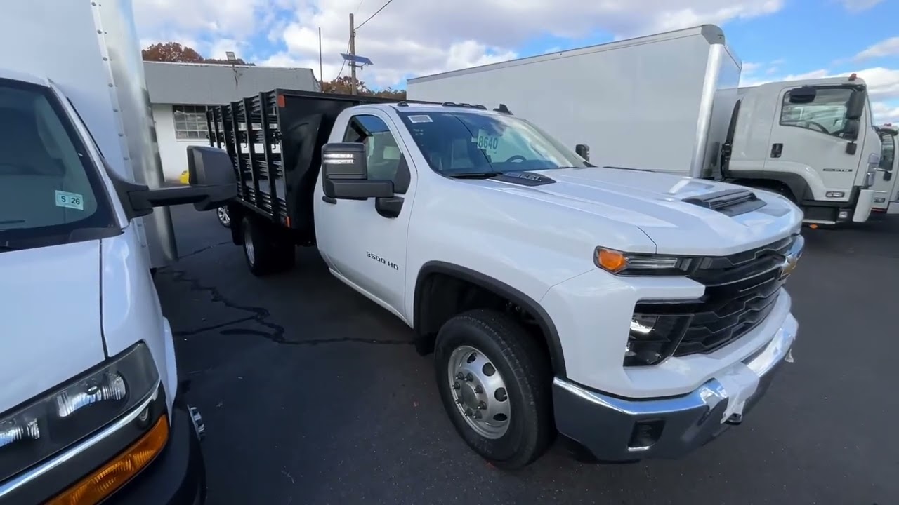 Chevrolet 3500 4x4 2025 года выпуска с газовым двигателем и кузовом Stake длиной 12 футов
