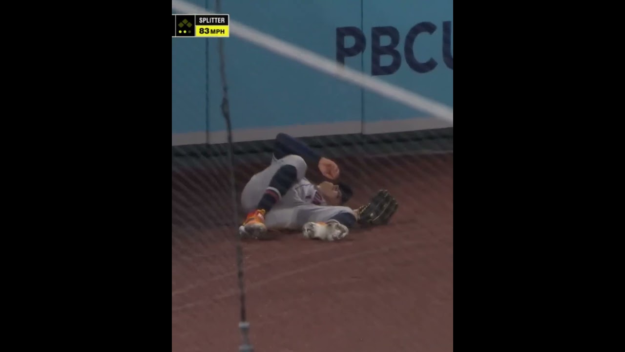 Mauricio Dub&oacute;n crashed into the wall after making an incredible catch #shorts