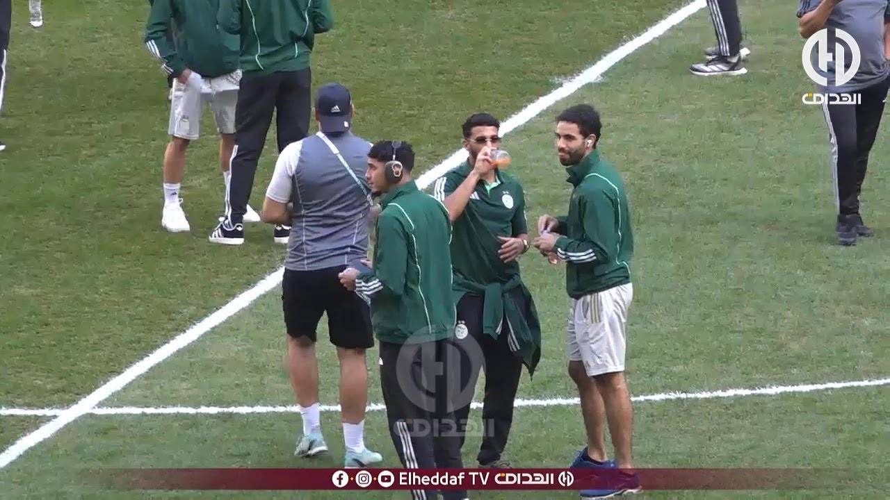لحظة وصول لاعبي المنتخب الوطني إلى ملعب تيزي وزو