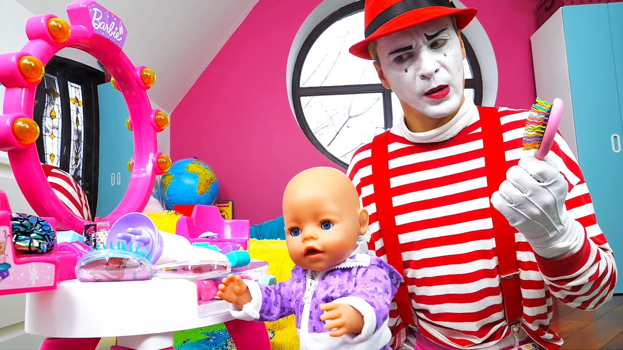 El Payaso niñero le pone un moño a un niño. Vídeos para niños. Juegos con bebés.