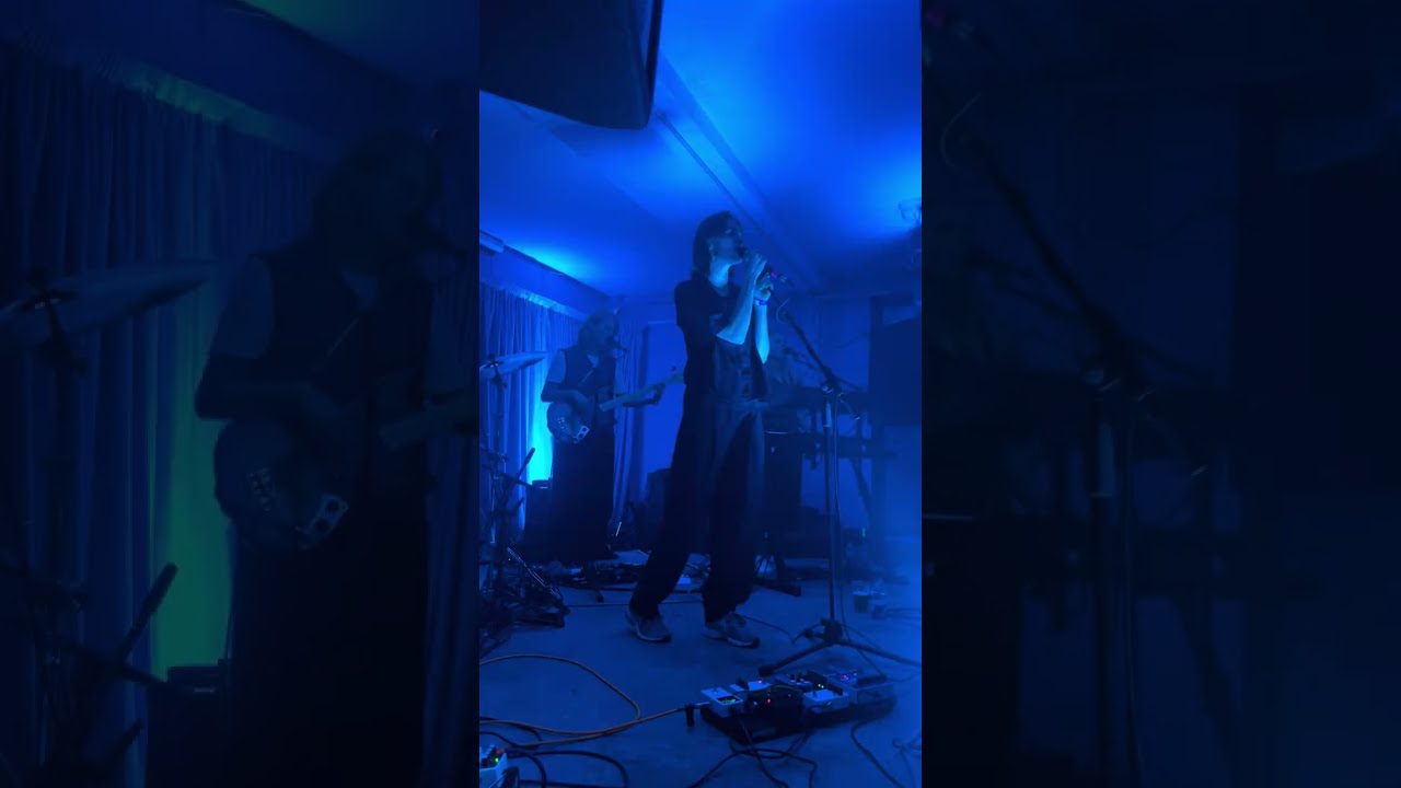 Art school girlfriend - live (4k!)
