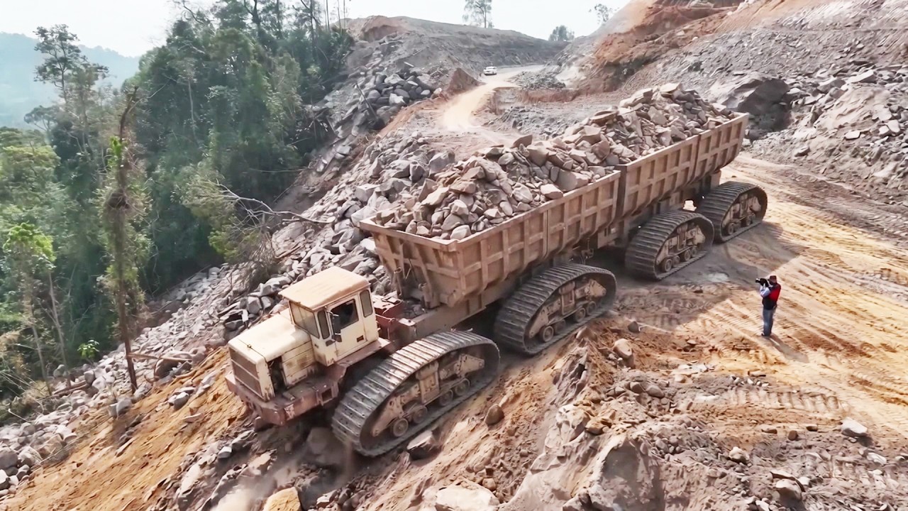 OMG!! 😱 Dangerous Mountain Road Construction &ndash; SANY SY500 Excavator, SHANTUI Bulldozer & SHACMAN
