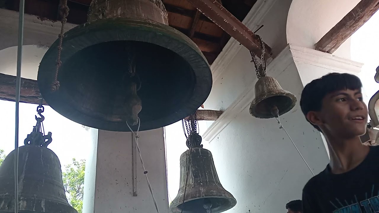 Repique de campanas en el Santuario del Cristo Crucificado de Carácuaro Michoacán (31-08-24)