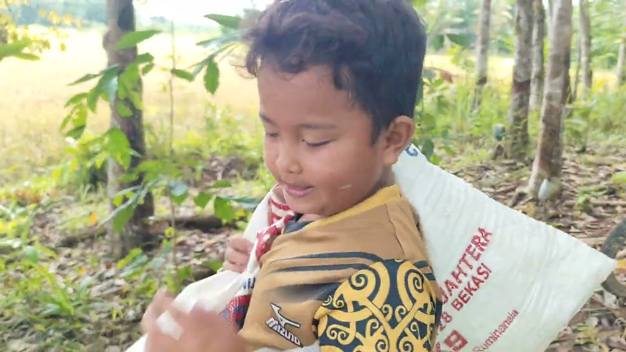 Keseruan di sawah bersama adek2 🥰