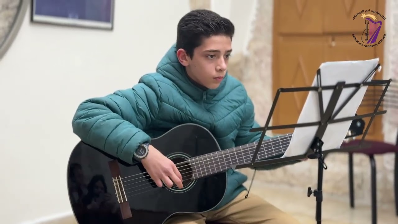 تألّق الطالب الحسن في أداءٍ مميّز على آلة الجيتار،حيث قدّم عزفًا يعكس موهبته وحسّه الموسيقي العالي 🎶