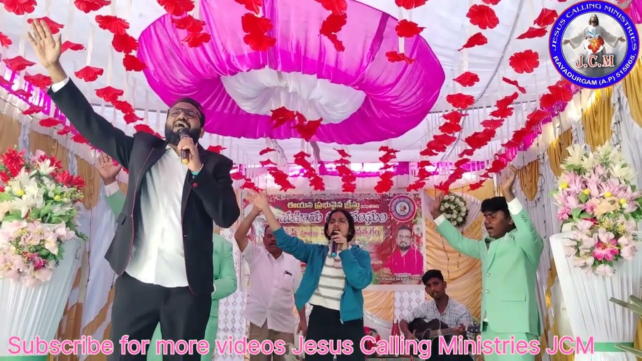 క్రిస్మస్ (25/12/25) వేడుకలో ఆరాధన నడిపిస్తున్న దైవసేవకులు Rev.రవికుమార్ గారు,Rev.సల్మాన్ హంపన్నగారు