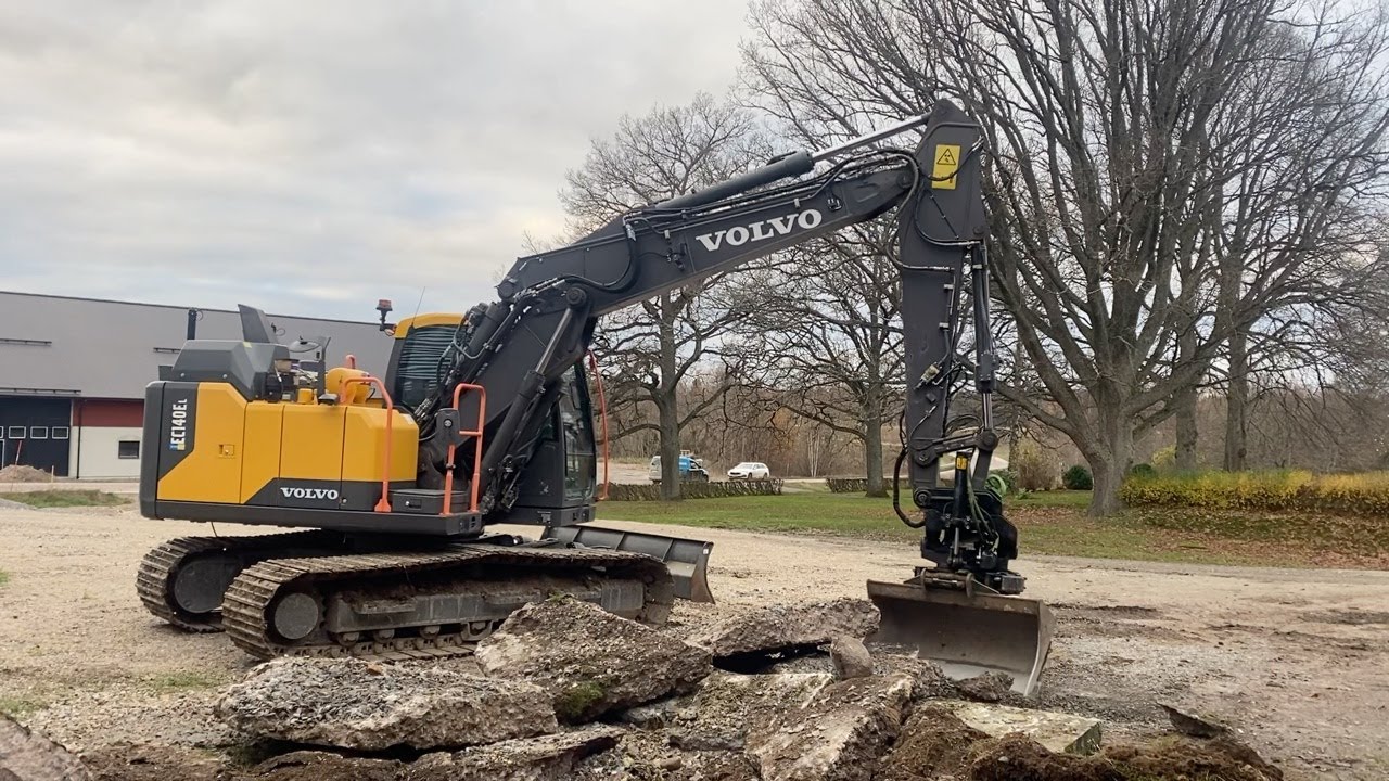 Köp Grävmaskin Volvo EC140EL med tiltrotator och redskap på Klaravik