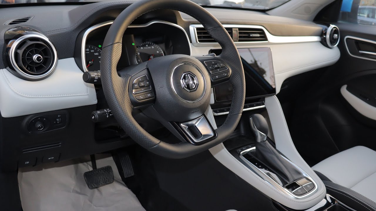 Обзор обновленной версии MG ZS 2026 Luxury Facelift MCE, синий, серый салон.