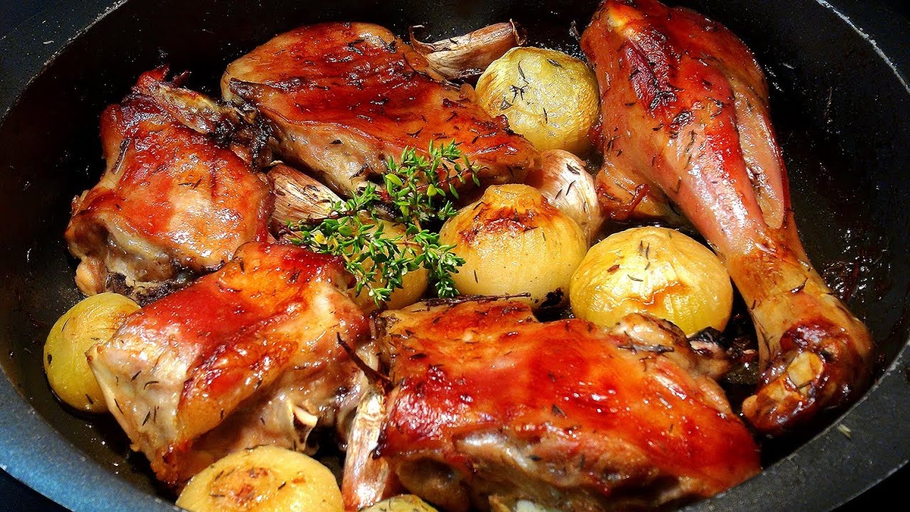 Cordero asado con cebollitas