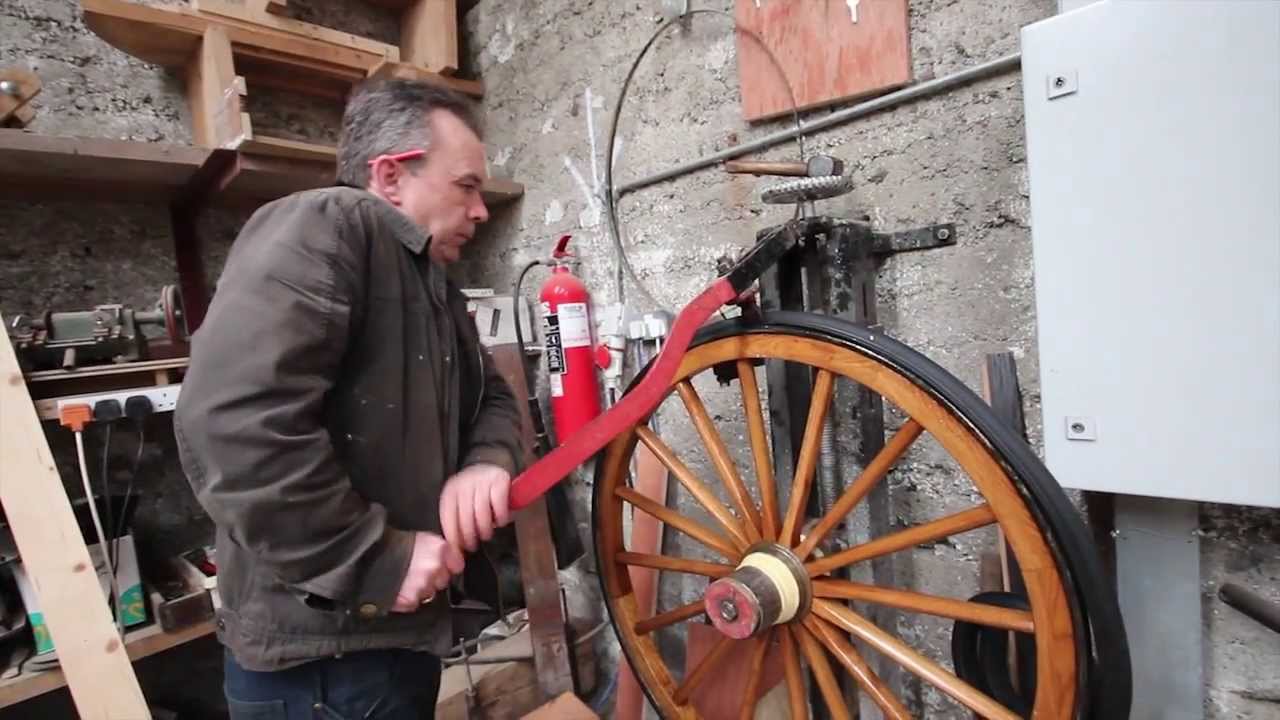 Wheelwright, Using the Tyre Mounter.