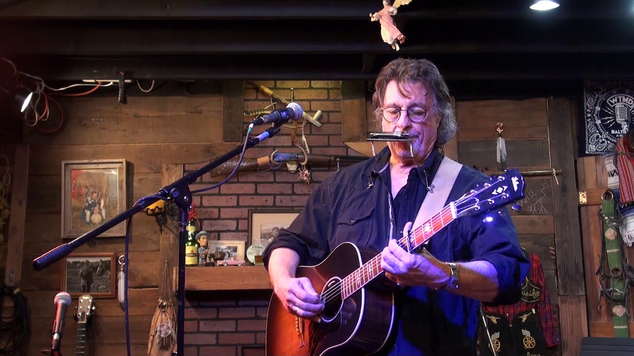 Dirk Hamilton sings 