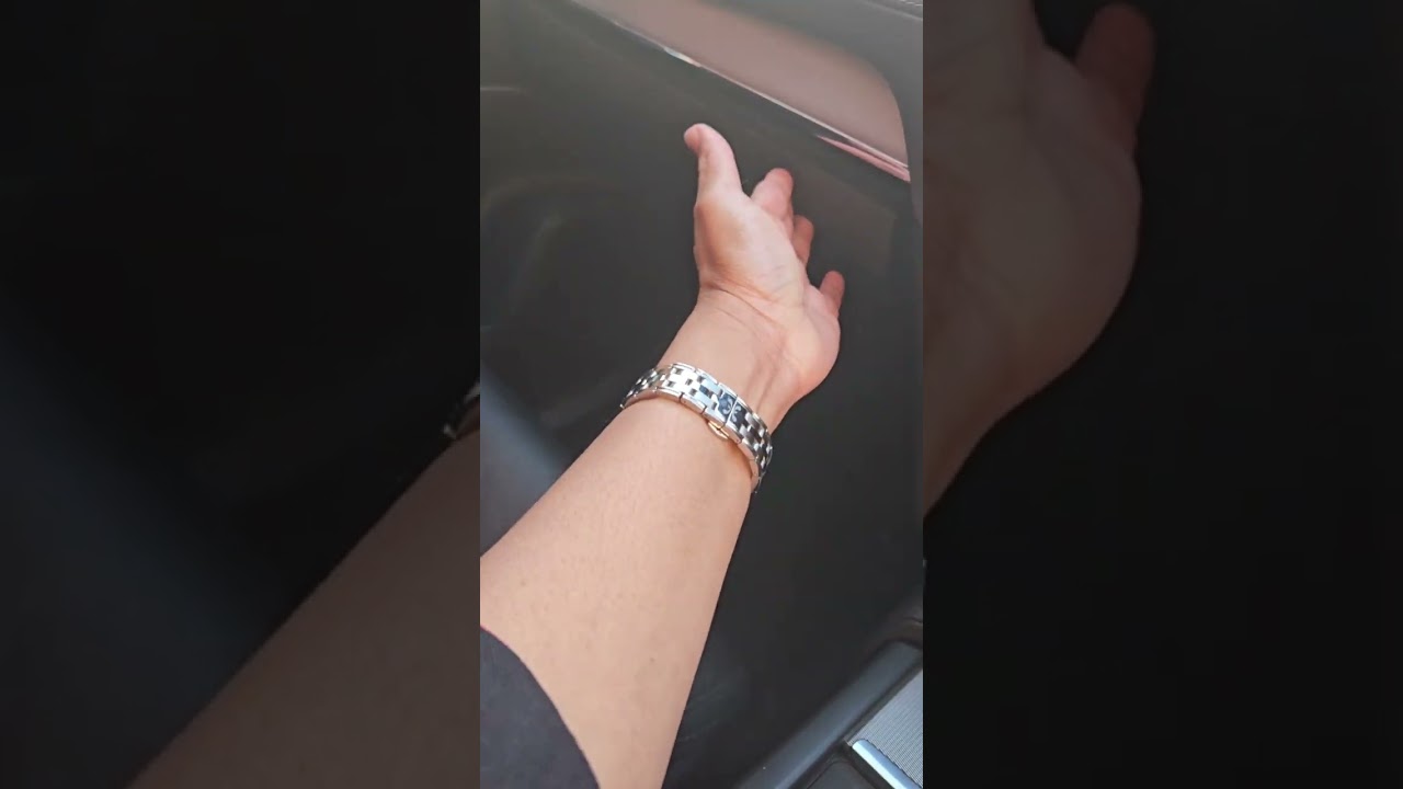 VOLVO XC90 car features.