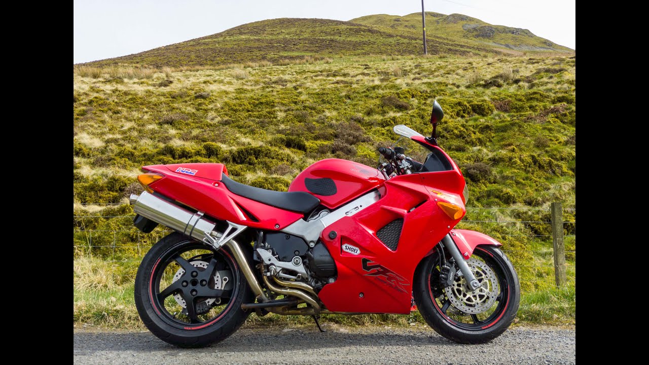 Relaxed wee run through dalveen pass south Scotland. Honda intercepror Vfr 800 Fi exhaust sound