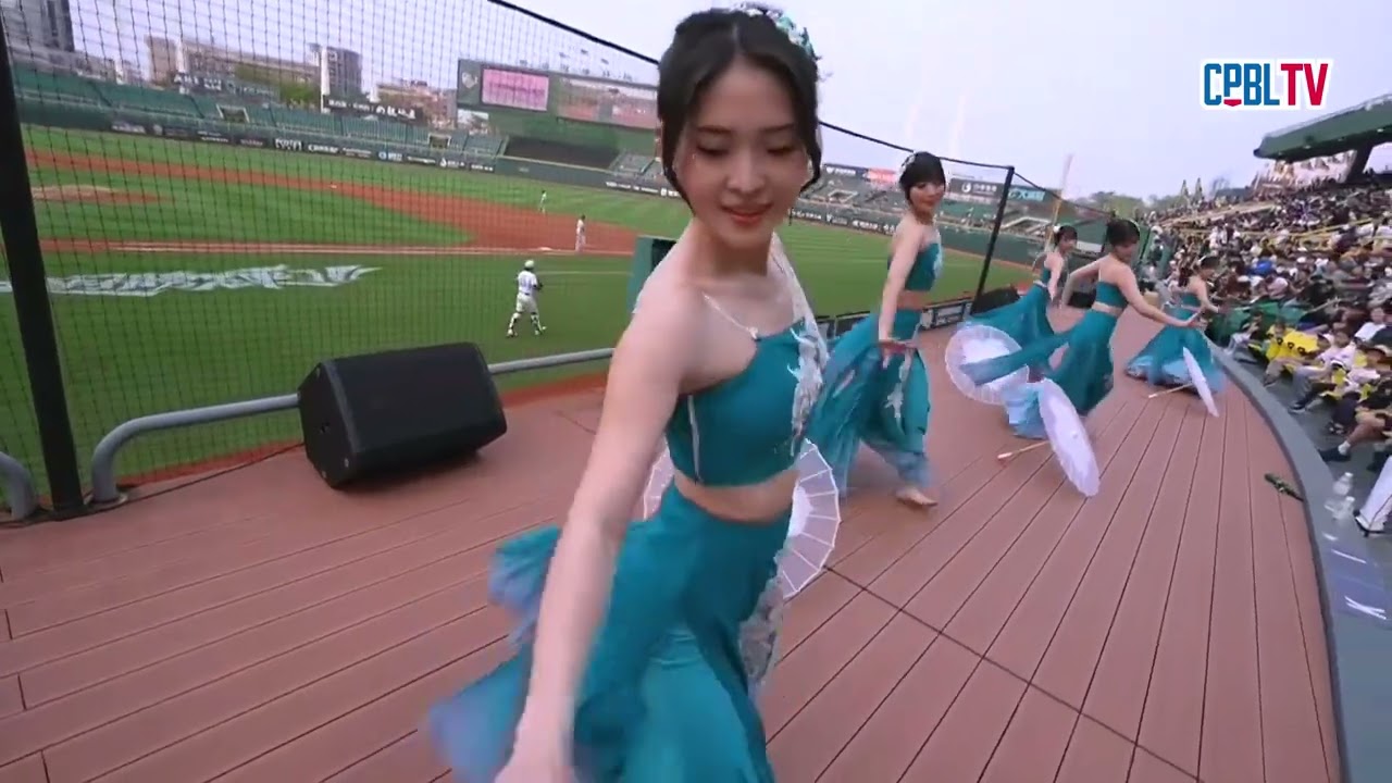 04/05 樂天 VS 台鋼 中場，台鋼啦啦隊Wing Stars在看台上帶來優美的舞蹈表演