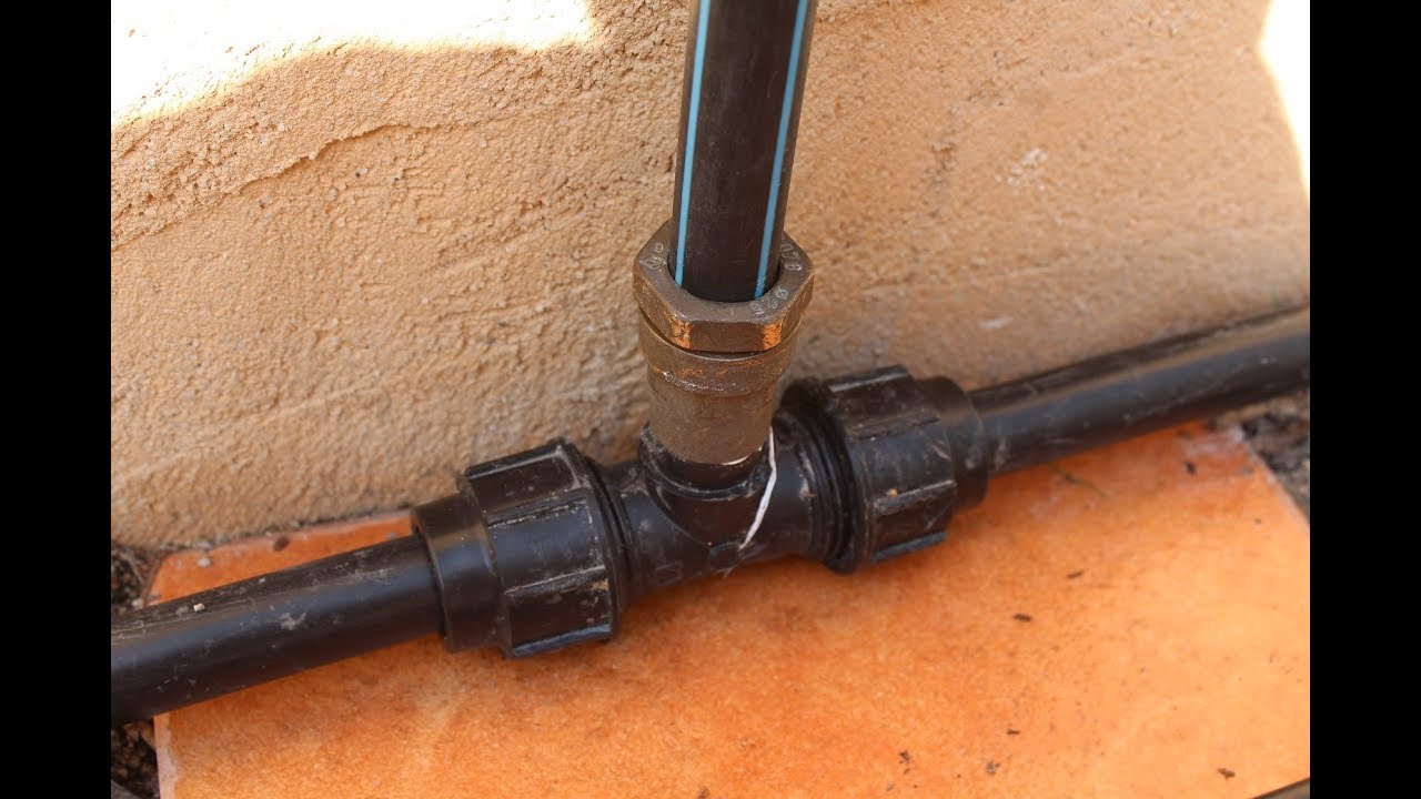 Insertar grifo exterior en tubo polietileno.