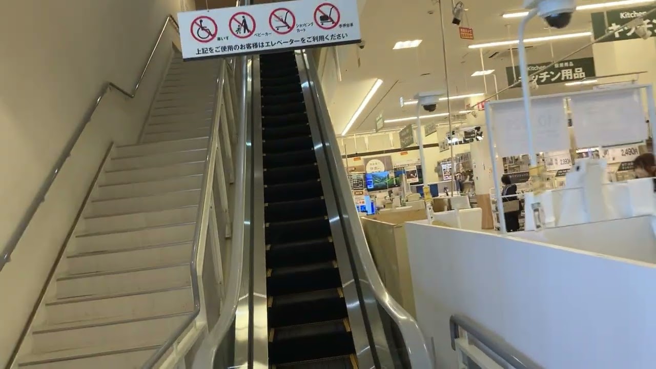【フジテック】1X エスカレーター ニトリ薩摩川内店 1X escalator Nitori Satsuma Sendai funiture shop Kagoshima Japan