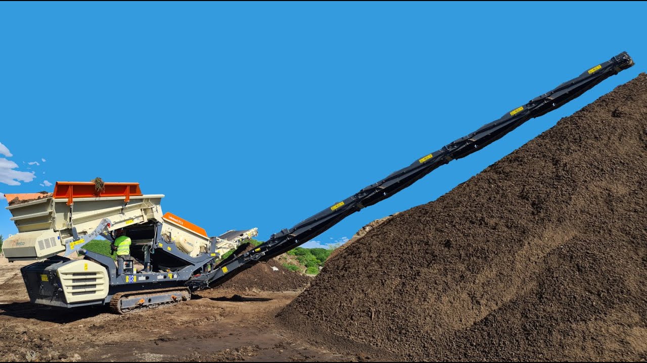 Metso Lokotrack ST2.3 compact size screen in action in FIN 2021