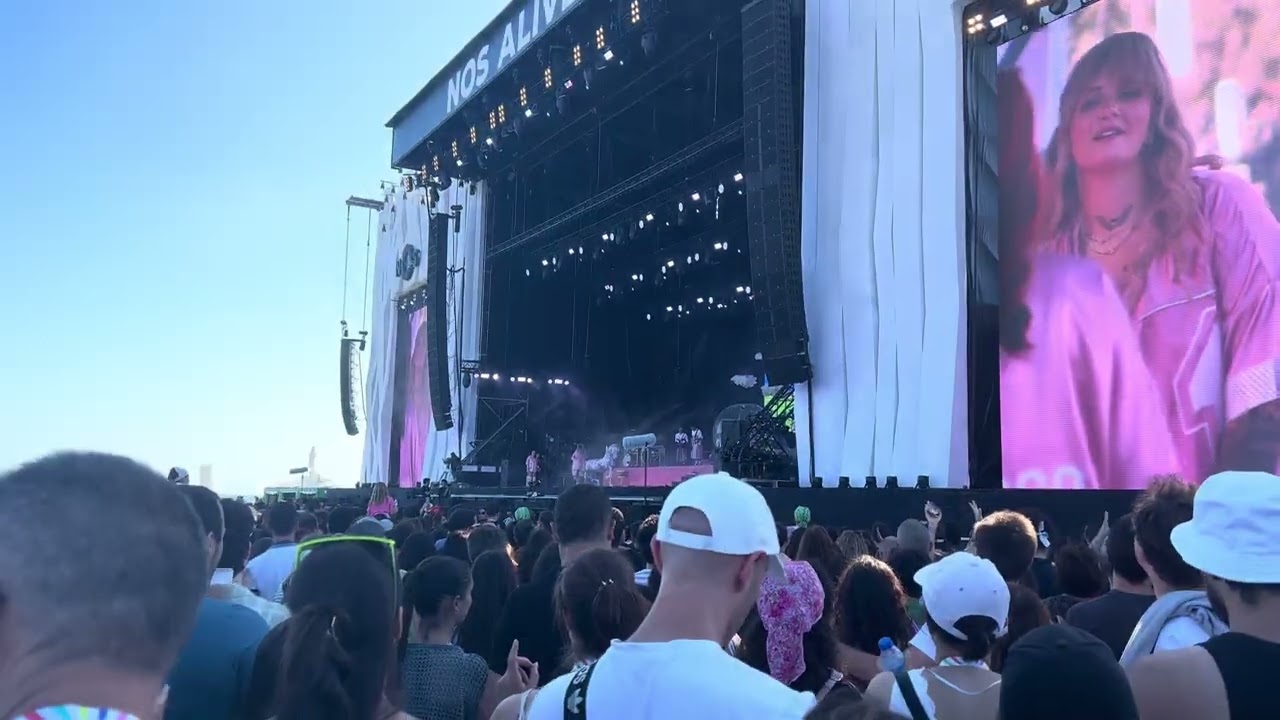 Carolina Deslandes & Bárbara Tinoco - Não Me Importo (NOS Alive ‘23, Portugal)