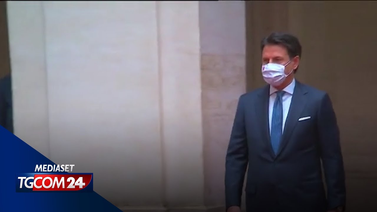 Conte saluta Palazzo Chigi (con la compagna) e si commuove