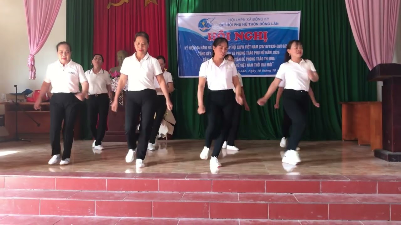 Clb dân vũ thôn Đồng Lân với bài bướm xay